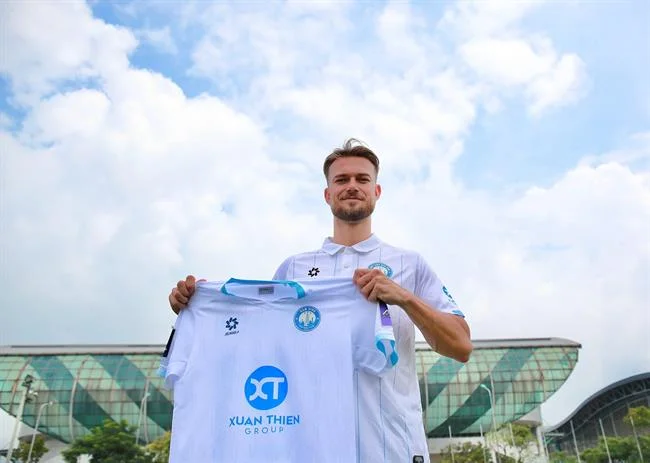 Minh họa bảo vệ dữ liệu với lá chắn và kết nối an toàn tại f169 hiện đang mở